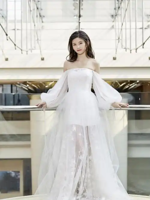 snh48林思意亮相上海电影节红毯参演三色镯引期待