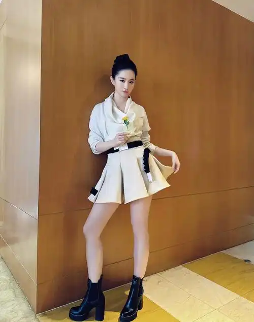 转身瞬间,光彩照人,#刘亦菲荡领短裙#成为焦点,她的独特气质与绝美