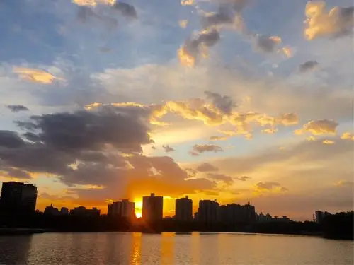 蓝天白云下……湖水,夕阳美如画!