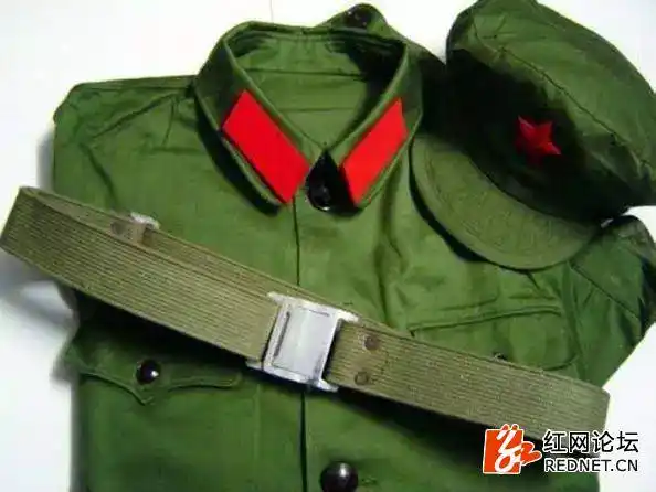 红星头上戴,革命红旗挂两边的最佳传承,是参照红军时期的军服设计而成