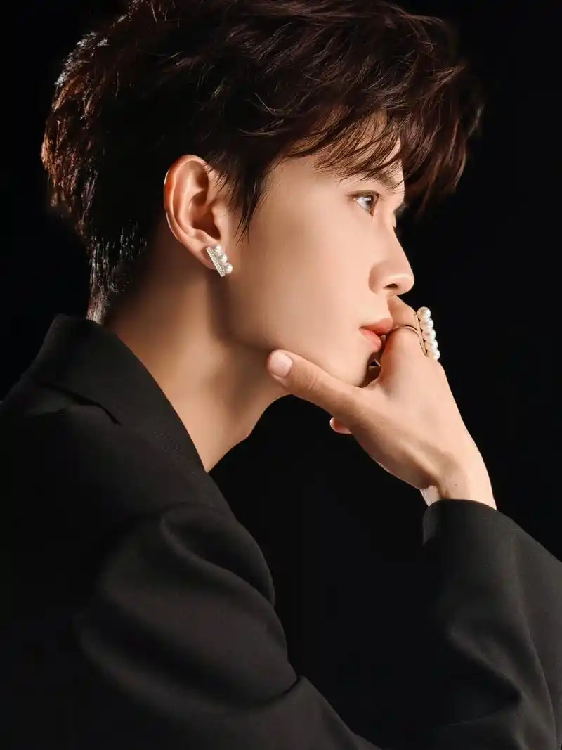 六一儿童节,随个boss任嘉伦黑色西装室内大片花絮照,庆贺嘉节,祝大嘉