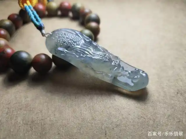 以"悟"为主雕刻的翡翠作品,更多地融入自然,体会和谐