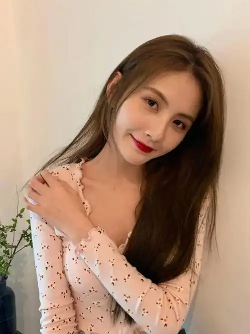 王思聪23岁小女友化淡妆清纯,私服穿衣清新靓丽,气质不输女明星