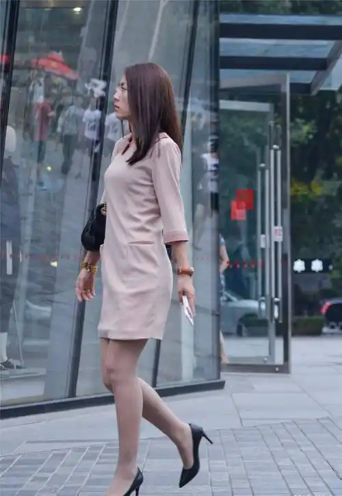 很多姑娘喜欢搭配出时尚大气的感觉,所以会选择高跟鞋,尖头细跟单鞋