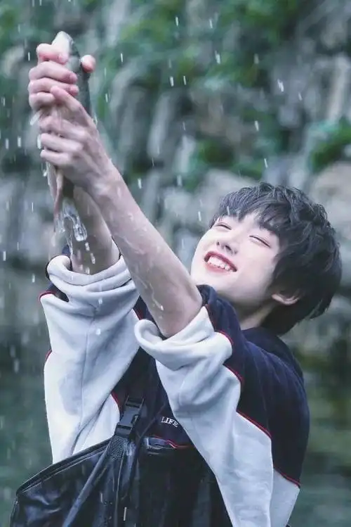 丁程鑫的笑容让人如沐春风,极具少年气息的他,连笑容也透露着青春活力