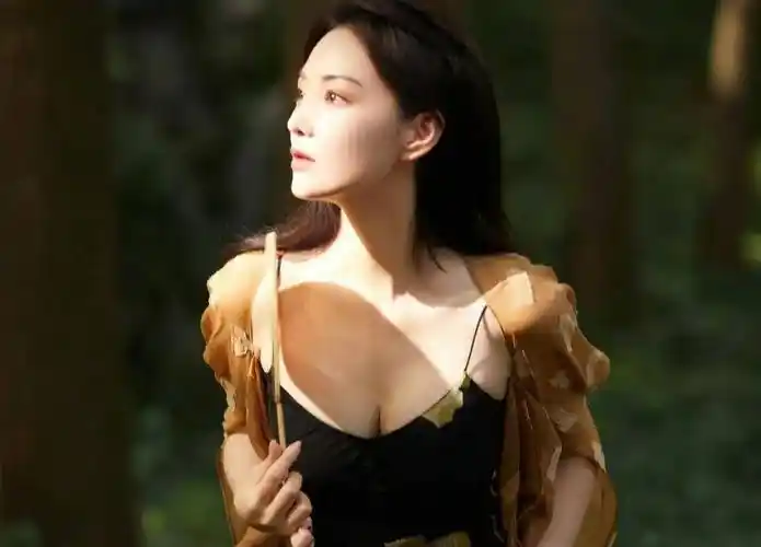 张馨予漫步幽林写真 身材丰满性感 风情万种 清冷氛围感满满_千姿百态