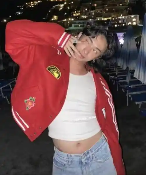 伊能静儿子21岁生日,长发飘飘,穿羽毛裙秀小蛮腰,高跟鞋亮了_哈利