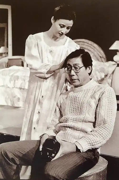 87岁焦晃携57岁妻子庆元宵节!状态差到认不出,一件羽绒服穿17年