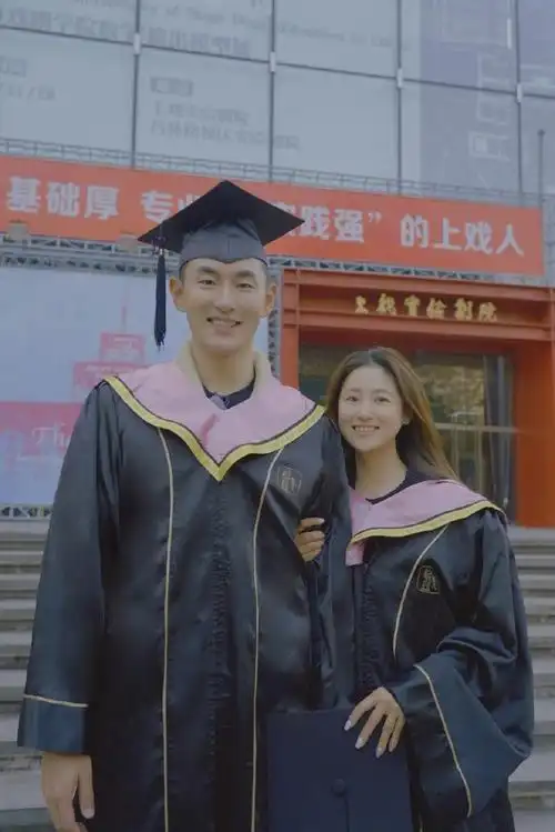 王彦霖艾佳妮10年后再拍毕业照