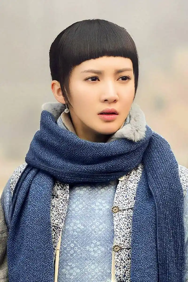 金晨出道初期,以清新甜美的形象备受关注,她的五官清晰,皮肤白皙,让