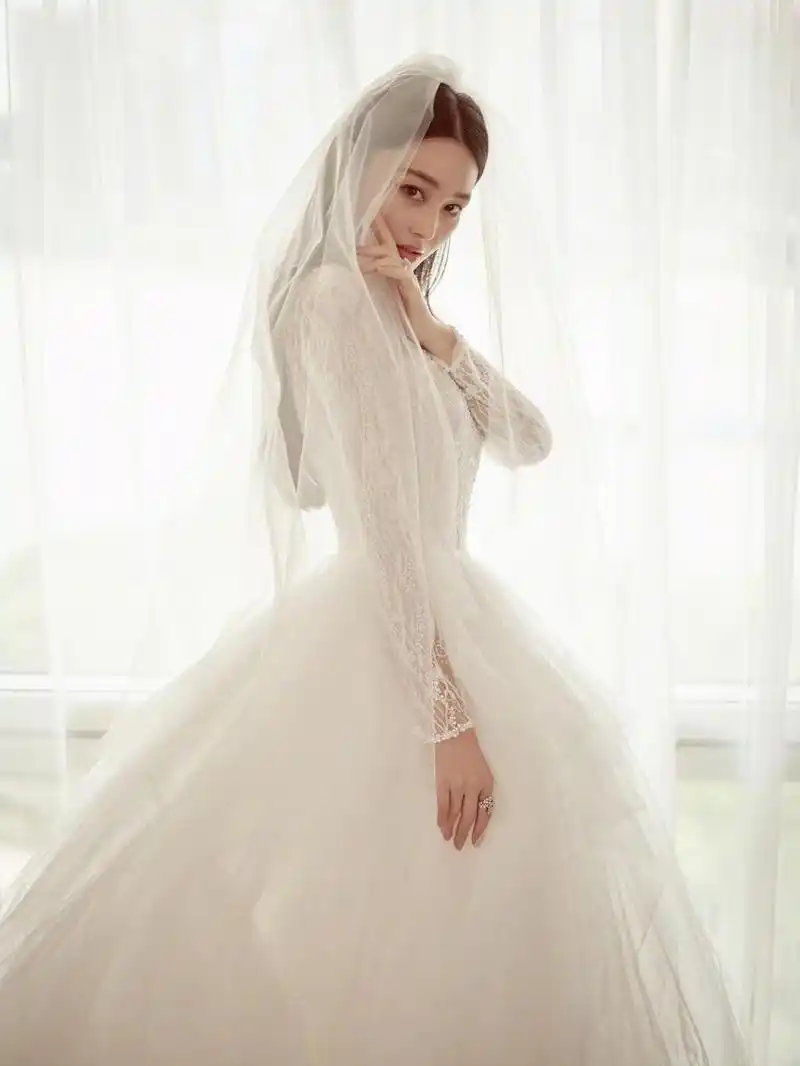 8月30日,张馨予在自己微博上传一组照片,并配文称:"在准备婚礼的前期