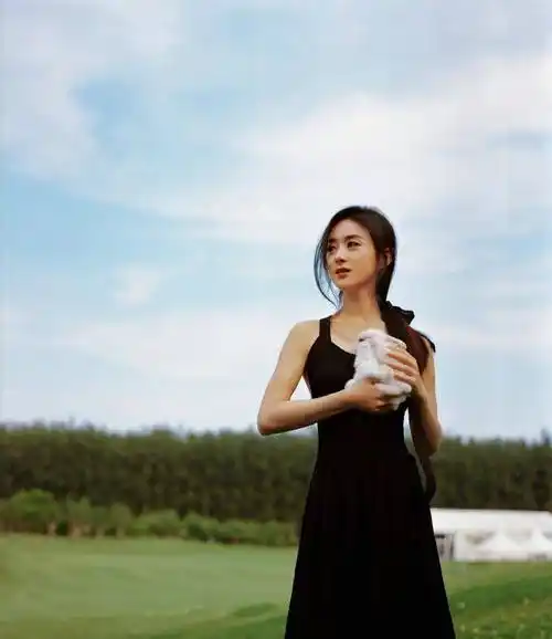 原创赵丽颖懒理婚姻传闻晒美照穿露背装秀蚂蚁腰腰线完美伤已痊愈