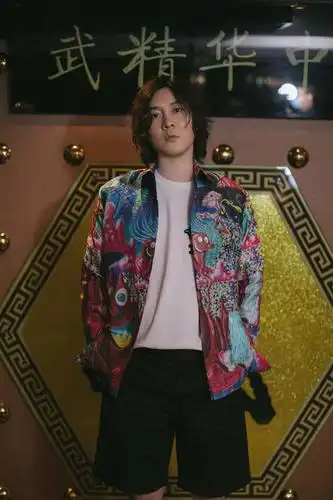 张大仙晒照片上热搜了,我点进去没想到评论是这样的