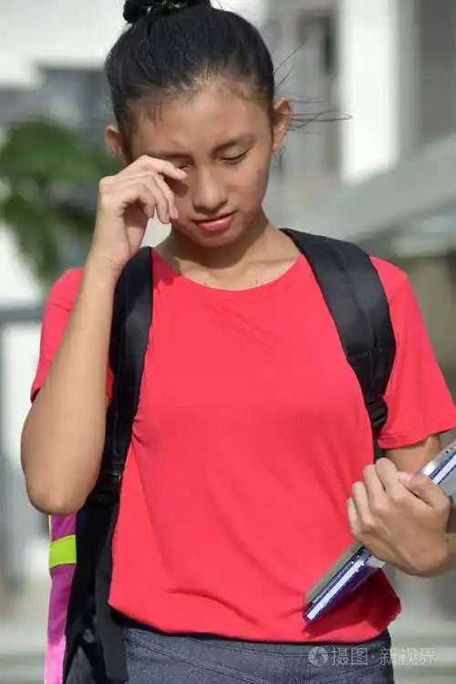 泪流满面可爱的菲律宾女孩学生
