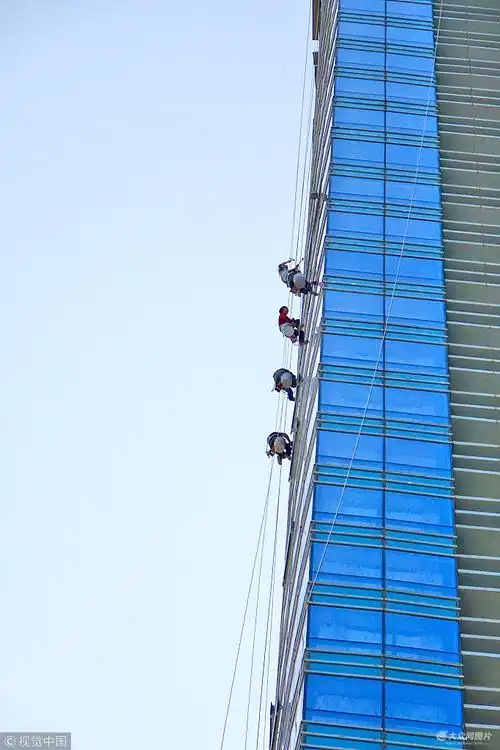 烟台蜘蛛人高空作业为地标建筑洗脸