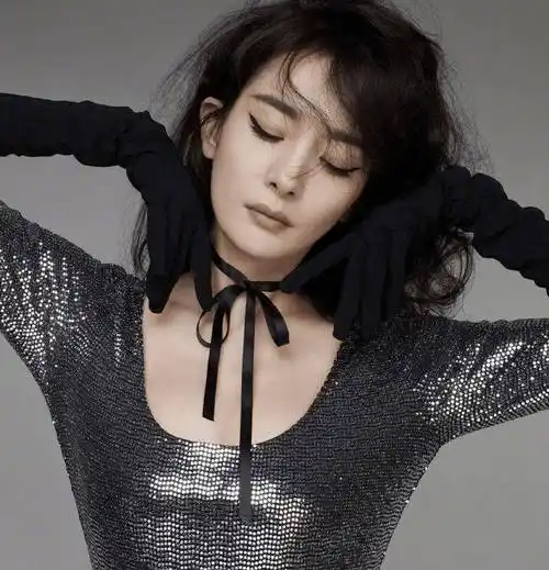 杨幂第11次登《红秀》封面,全是今年流行色,卷发红唇造型太惊艳_黑色