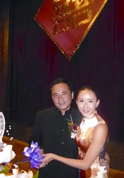 胡静:被亿万富豪追三年,打败杨紫琼嫁豪门却穿地摊货_朱兆祥_婚礼_朱