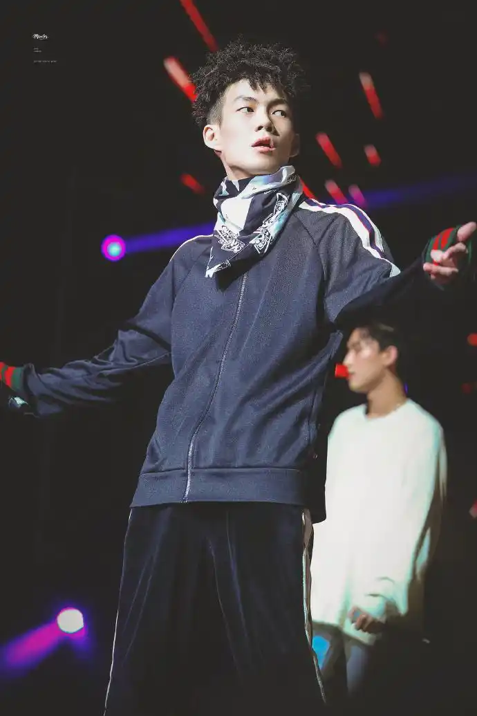 红花会贝贝直播中"剁手",账号已被平台永久禁播