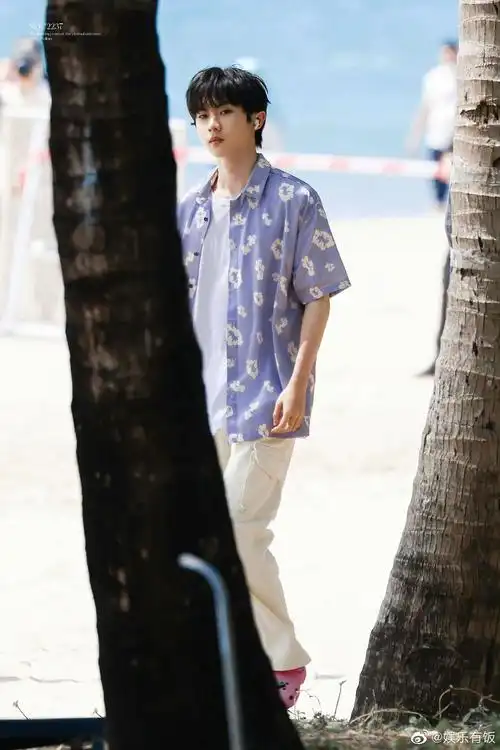 马嘉祺沙滩日光浴路透曝光,花衬衫搭白t好清爽