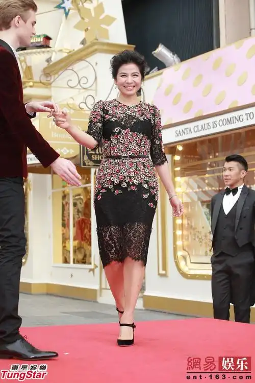 钟楚红出席活动 与外籍帅哥手挽手走t台