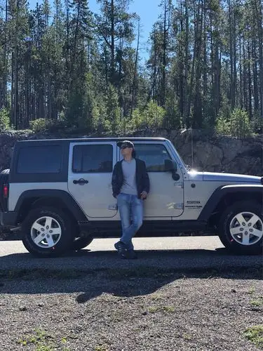 与车来张合影,租到这个车子老公很开心,他很喜欢这样的越野车!