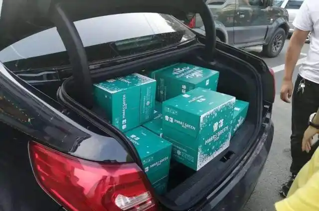 汽车拉了8箱啤酒被罚交警回应汽车拉载货物这3点需注意