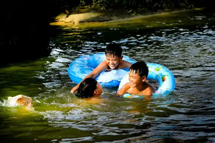 《村童戏水》组照