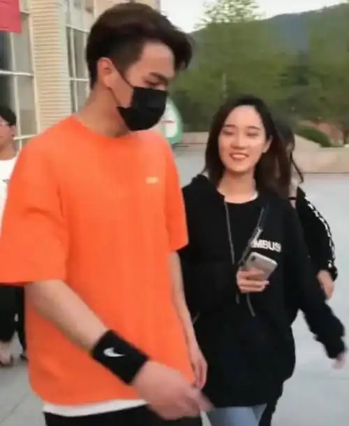 许凯女助理颜值超高,两人对视时眼神暧昧,粉丝直呼:换助理!