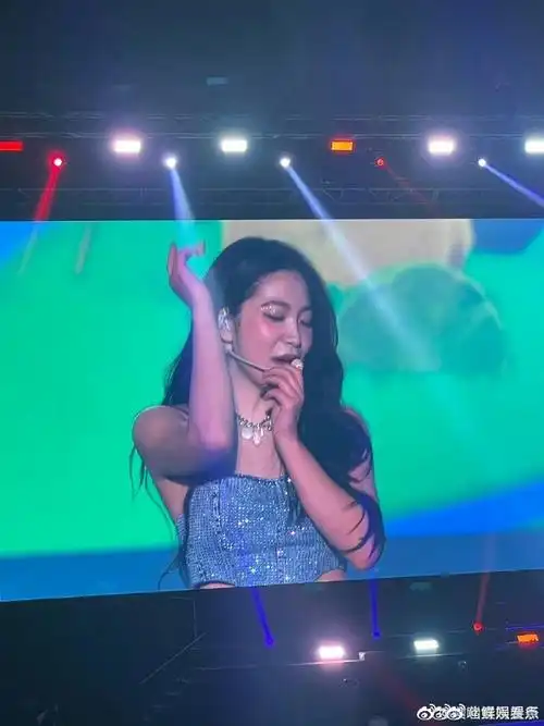 yeri演唱会饭拍#也太羡慕在现场的朋友们了吧,感觉这个舞台肯定是氛围