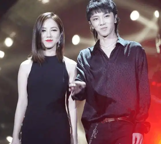 《歌手》最大赢家不是冠军,而是90后花花,和邓紫棋宛如恋人