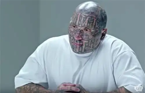 小猫咪跟超凶狠流氓比赛互瞪,看谁先用眼神杀了对方流氓陷入苦战