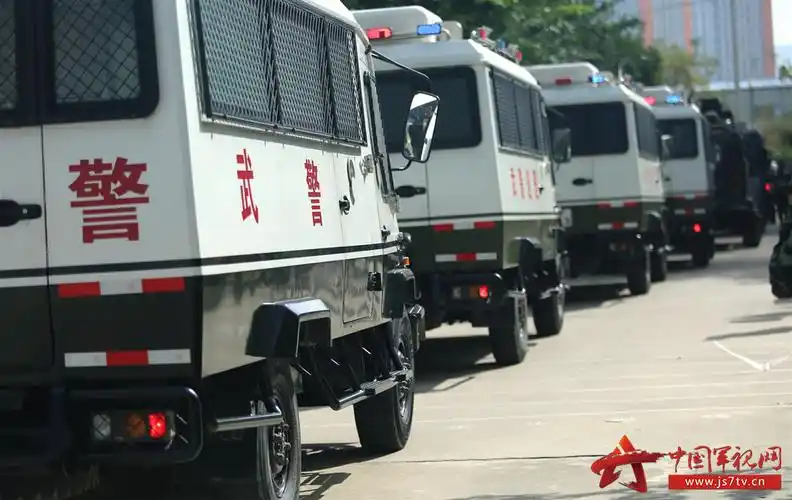 仪式后,武警巡逻车奔赴指定巡逻区.