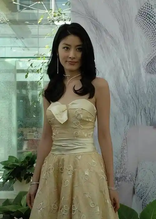 这7位女明星,个个漂亮有气质,为何娱乐圈无人敢"潜"_戚薇_陈慧琳_景甜