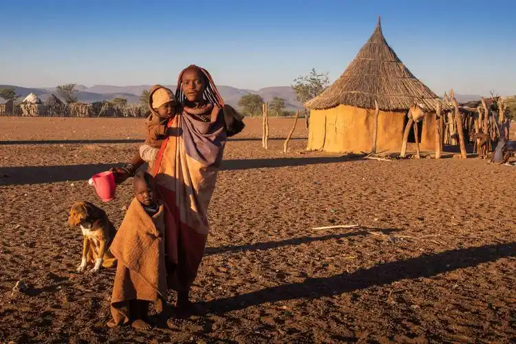 我拍摄的非洲原始部落一一辛巴族的红泥人.