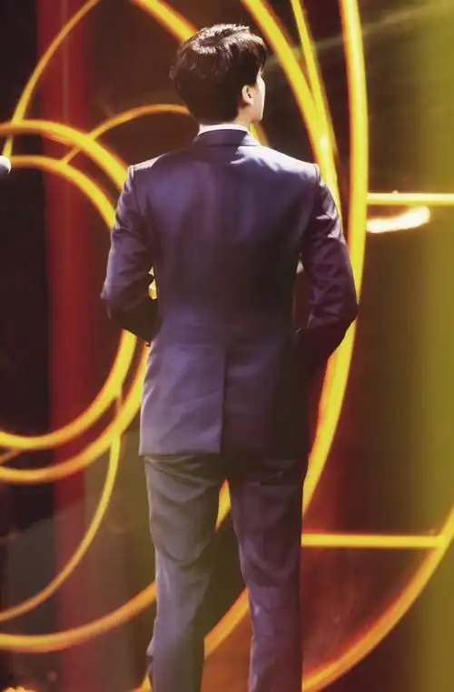 李易峰一身正装装扮如漫画里走出的王子背影男友力max