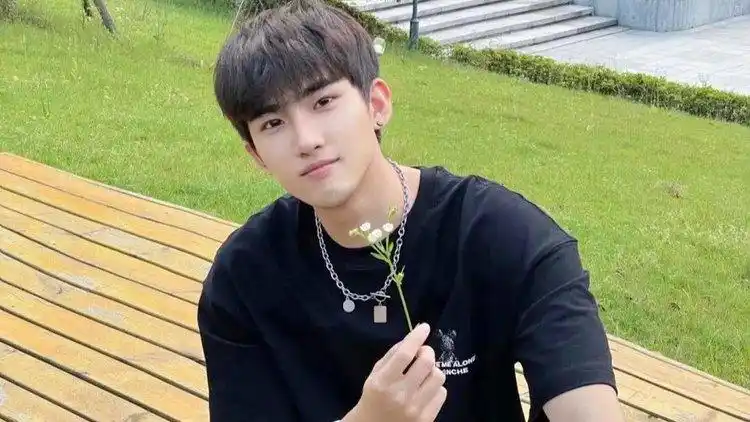 鲜帅高中生小奶狗谁不喜欢这样的弟弟呀