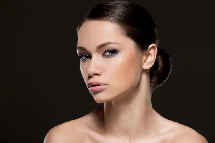 精致国外护肤品女郎