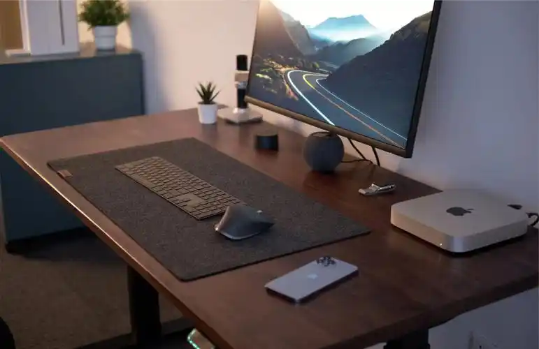 实木科技感桌面布置macmini电动升降桌