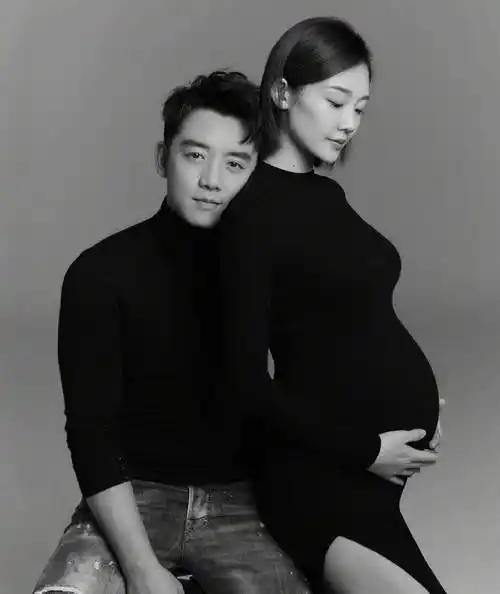 更加引发人关注的就是郑恺还晒出了他和苗苗的合体照片,从照片中就能