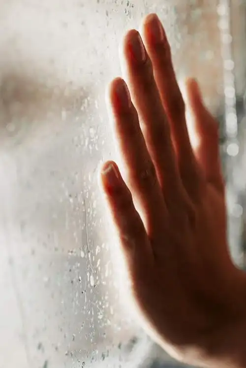 欧洲人,仅一个年轻女性,仅一个女性,仅一个人,擦,抚摸,朦胧,模糊,玻璃