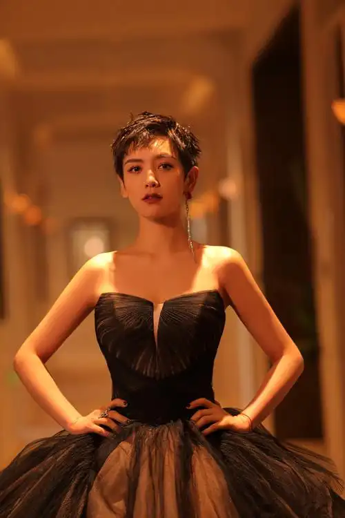 李晓峰现身时尚发布会 个性黑纱裙优雅大方 - 简书