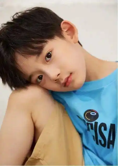 于正公司签约8岁小朋友肤白大眼颜值逆天李飞终究是晚了一步