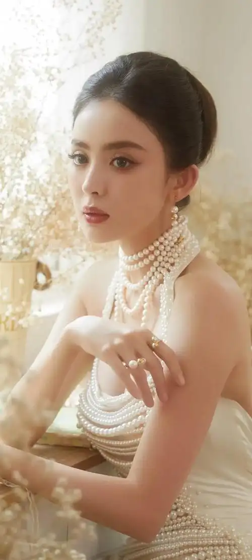 古力娜扎,一位绝世美人,以其清纯可爱的外貌和优雅的气质赢得了无数