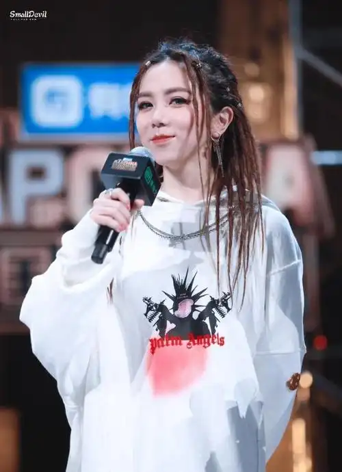 邓紫棋中国新说唱独挑大梁颜值装扮十分亮眼