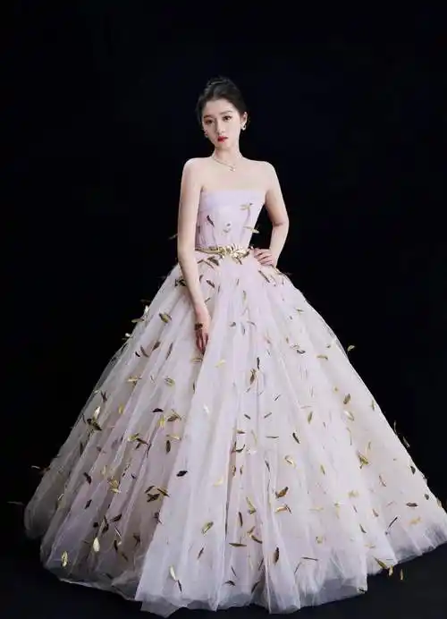 关晓彤惊艳亮相华表奖红毯,表现比戛纳好,穿高定美成小仙女-爱读书