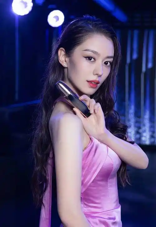 吉娜在社交媒体上惊艳亮相,粉色礼服点亮夜空!_活动_展现_细节