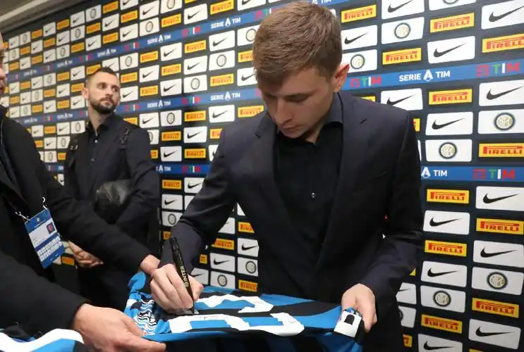 善举国米德比球衣为武汉爱心拍卖卢卡库埃里克森亲笔签名