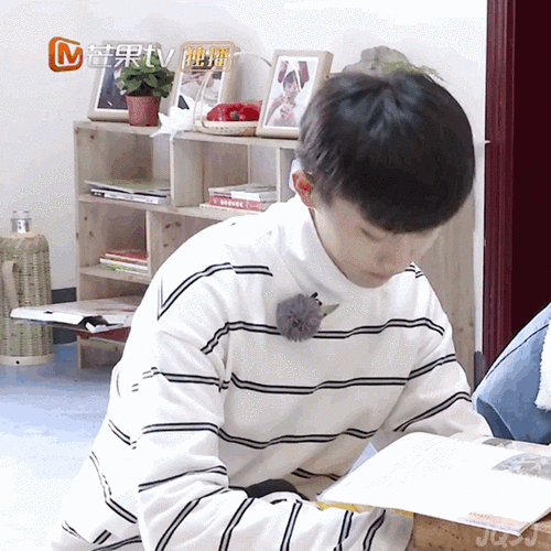 有空余时间,也会做作业.除了看《人类简史》,马嘉祺还会看博士论文.