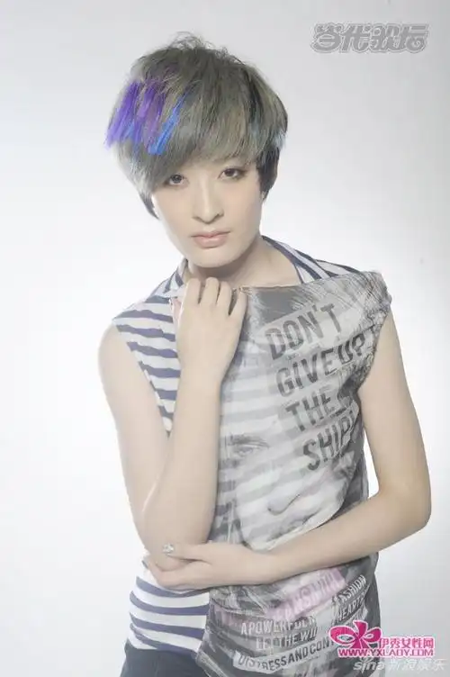 正文近日,曾轶可受邀为某音乐杂志拍摄了一组写真大片,蓝紫色出挑短发