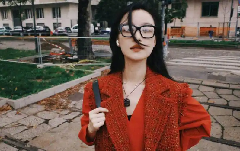 倪妮黑框眼镜配红裙明媚文艺 街头奔跑温柔灵动_魅力_照片_中国
